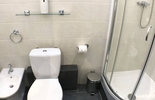 Cauldon Low House | 1 Bed Charming Cottage Barn Alton Towers Polar Bears Peak District