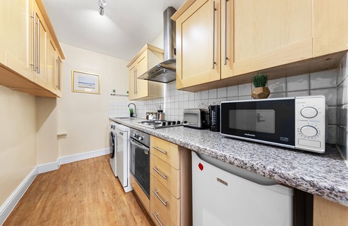 Paddington Apartment | 1 Bed Flat - Sleeps 5 - Pets - Parking - Wifi