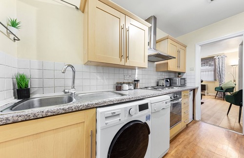 Paddington Apartment | 1 Bed Flat - Sleeps 5 - Pets - Parking - Wifi