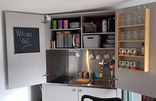 Rickmansworth House | 1 Bed Guesthouse - Chiltern/Met Lines Pied à Terre with Outside Seating Area