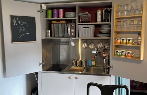 Rickmansworth House | 1 Bed Guesthouse - Chiltern/Met Lines Pied à Terre with Outside Seating Area