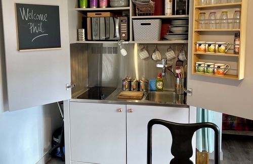 Rickmansworth House | 1 Bed Guesthouse - Chiltern/Met Lines Pied à Terre with Outside Seating Area