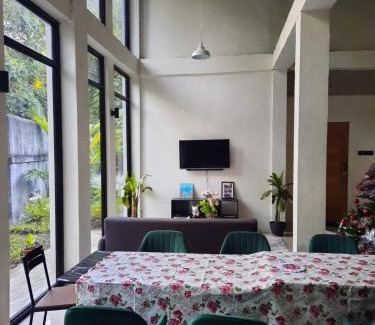 Zamboanga House | 1 Bed House - Sleeps 2 - Pets - Parking - Wifi