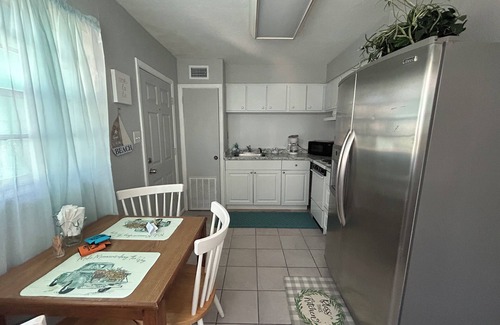 Cocoa Beach Apartment | 1 bedroom 1 bath full kitchen 2 twin beds
