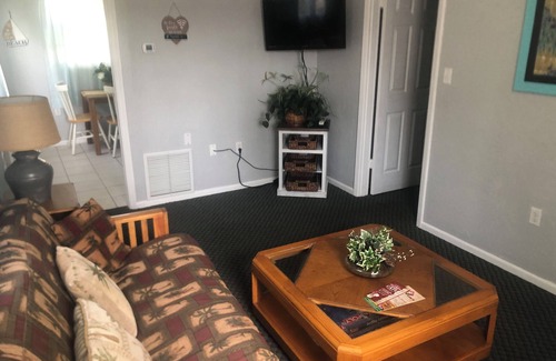 Cocoa Beach Apartment | 1 bedroom 1 bath full kitchen 2 twin beds