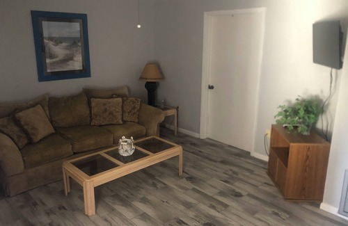 Cocoa Beach Apartment | 1 bedroom 1 bath full kitchen 2 twin beds