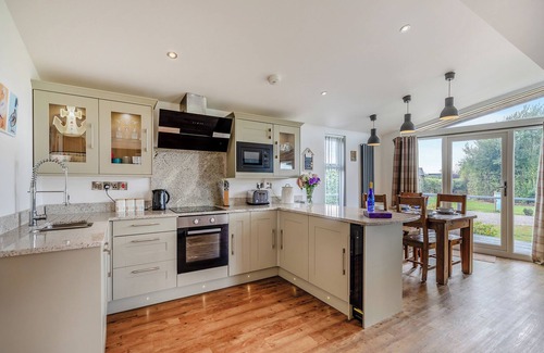 Welsh Frankton Ski Chalet | 1 bedroom accommodation in Ellesmere