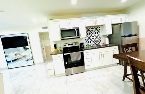 Beverly Green Apartment | 1-bedroom apartment in Vibrant Las Vegas WiFi LVCC SemaShow-1mile away F1