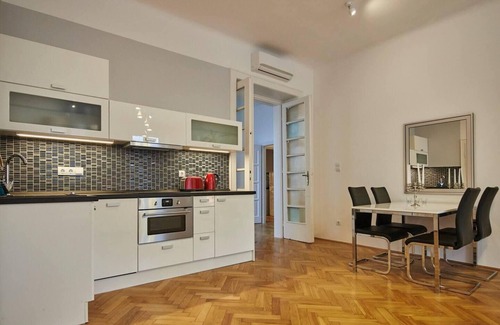 Terezvaros Apartment | 1 Bedroom Apartment Sleeps 2 -Balcony -Lift Access
