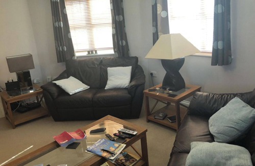 Copthorne Apartment | 1 Bedroom Apartment Sleeps 2 - Pets Welcome - Tv