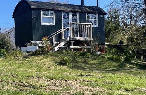 Camelford House | 1 Bedroom Cabin Sleeps 2 Private Garden WiFi