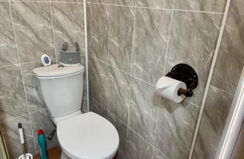 Camelford House | 1 Bedroom Cabin Sleeps 2 Private Garden WiFi