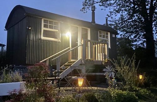 Camelford House | 1 Bedroom Cabin Sleeps 2 Private Garden WiFi