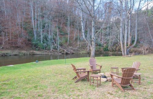 West Jefferson House | 1 Bedroom Cabin Overlooking New River- Sleeps 4, Dogs OK, Fire Pit & More