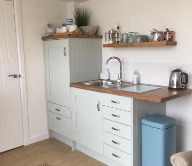 Looe Apartment | 1-bedroom chalet with parking on site