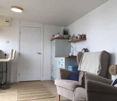 Looe Apartment | 1-bedroom chalet with parking on site