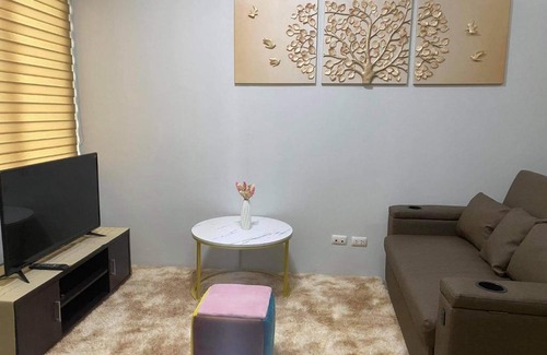 Muntinlupa Apartment | 1 bedroom condo unit with balcony, netflix wifi and pool