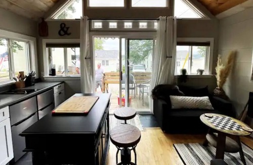 Laconia Cottage | 1 bedroom cottage steps to the beach and mooring