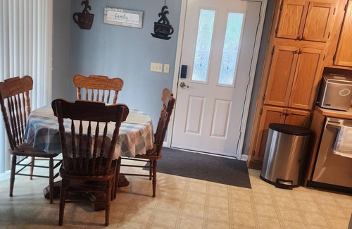 Melbourne House | 1-bedroom house with coutry side appeal, 10 min from town with AC/heat, WiFi