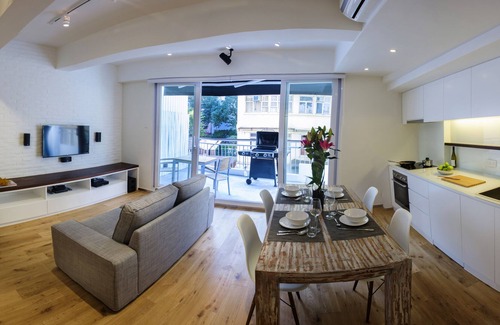 Sheung Wan Apartment | 1-bedroom luxury terrace flat in Central