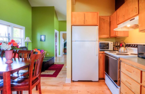 Friday Harbor Condo | 1 Bedroom, Sleeps 6 Steps From the Friday Harbor San Juan Island Ferry, Washington