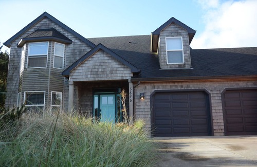 Kiwanda Shores House | 1 Block From Beach, Sleeps 12, Open Plan, Large Deck, Game Room