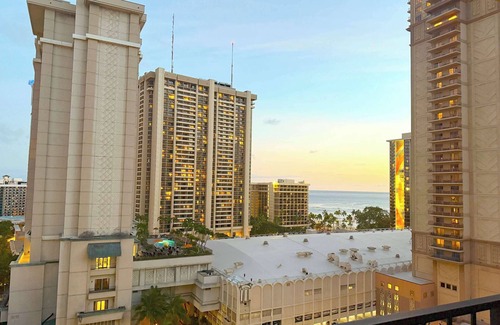 Waikiki Apartment | 1 Block to Beach! Waikiki Ocean View Large Studio with work space, 3 Beds
