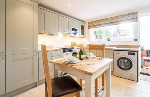 Woodbridge Cottage | 1 Chantry Cottage - sleeps 3 guests in 2 bedrooms