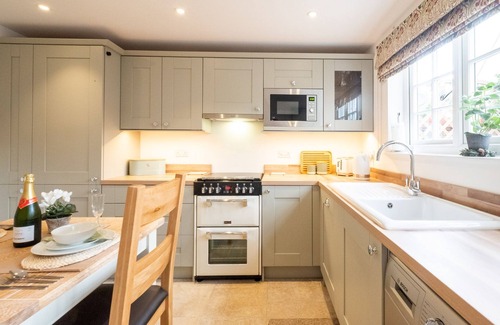 Woodbridge Cottage | 1 Chantry Cottage - sleeps 3 guests in 2 bedrooms