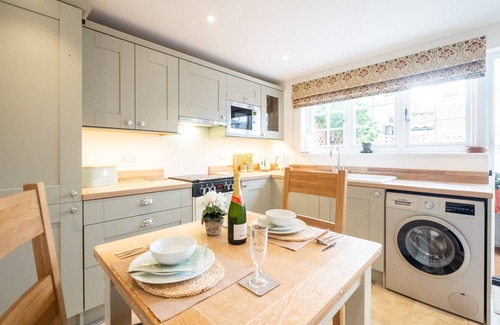 Woodbridge Cottage | 1 Chantry Cottage - sleeps 3 guests in 2 bedrooms