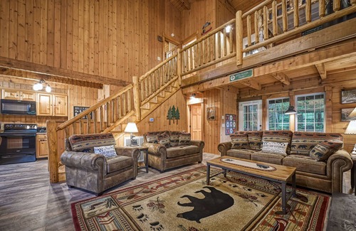 Cosby Cabin | #1 KID'S CABIN! JUST RENOVATED| CREEK| MINI GOLF⛳️PIRATE PLAY SHIP🏴☠️ HOT TUB