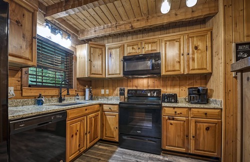 Cosby Cabin | #1 KID'S CABIN! JUST RENOVATED| CREEK| MINI GOLF⛳️PIRATE PLAY SHIP🏴☠️ HOT TUB