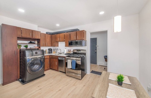 Forest Hill House | 1 King Bed, Laundry, Private Parking, Pet friendly