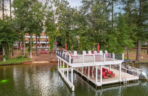 Littleton House | #1 LKG Family Retreat- Heated Pool, Golf Range, Firepit & Bocce, New 200HP Boat!