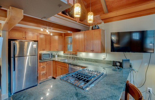 Tahoma Apartment | < 1 Mi to Beach: Peaceful Studio w/Deck in Tahoma