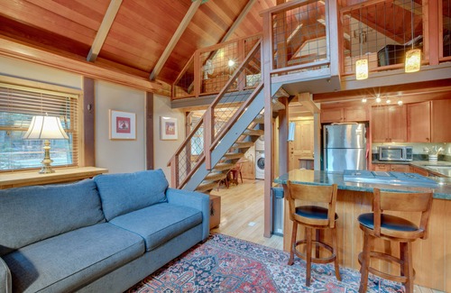 Tahoma Apartment | < 1 Mi to Beach: Peaceful Studio w/Deck in Tahoma