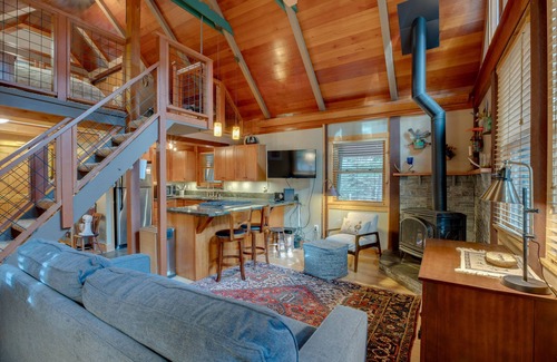 Tahoma Apartment | < 1 Mi to Beach: Peaceful Studio w/Deck in Tahoma