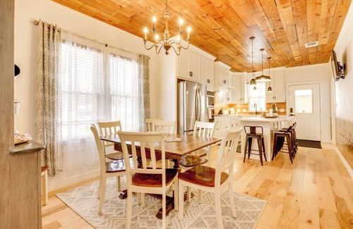 New Braunfels Cottage | 1 Mi to Landa Park: New Braunfels Home w/Patio!