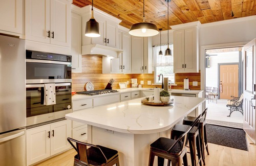 New Braunfels Cottage | 1 Mi to Landa Park: New Braunfels Home w/Patio!