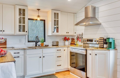 Somerdale Cabin | 1 Mi to Marina: Cabin w/Views Near Atwood Lake!