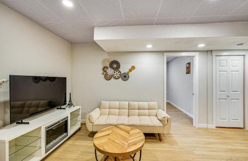 Des Moines Apartment | 1 Mi to Puget Sound Shores Modern Des Moines Apt!