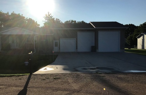 Republican City House | 1 mile from the second largest lake in Nebraska with the best fishing & hunting