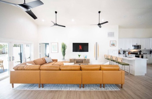 Wexford Leas House | 1 Mile to Honeymoon Island ~Pool ~Putt Putt