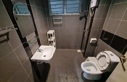 Bandar Tun Razak House | 1 min Next to LRT CHERAS 68 with Shared Area