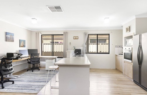 Geographe House | 1 minute to quiet Beach. 3 minutes to town centre. Relax and enjoy the serenity.