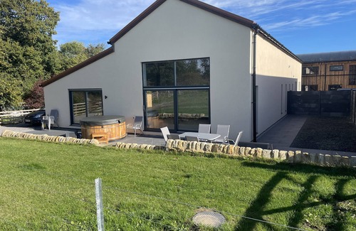 Durham House | 1 NEW DAIRY BARN, pet friendly, with hot tub in Croxdale