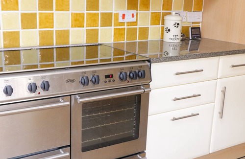 Salcombe Cottage | 1 ORCHARD COTTAGES, pet friendly, with a garden in Salcombe