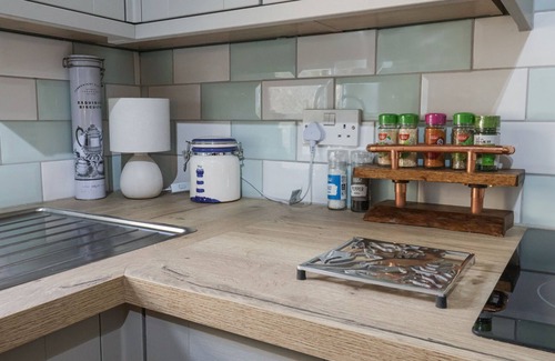Lowestoft Cottage | 1 RUMSBY COTTAGES, pet friendly, with open fire in Kessingland