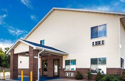 Cedar Rapids - Iowa City Hotel | 1-Star Hotel ∙ Rodeway Inn Cedar Rapids