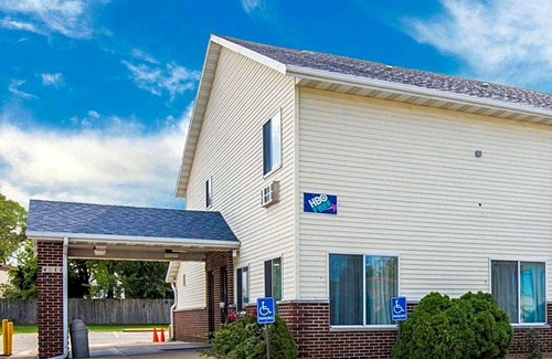 Cedar Rapids - Iowa City Hotel | 1-Star Hotel ∙ Rodeway Inn Cedar Rapids